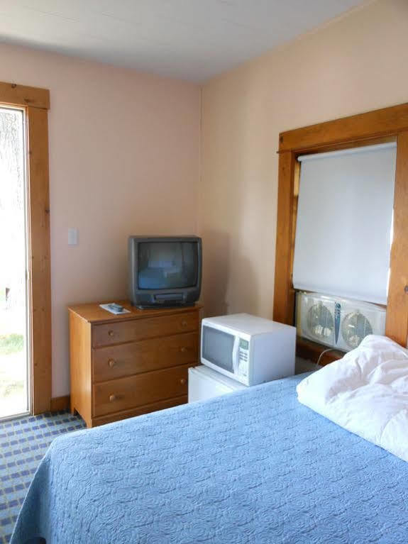 Katahdin Cabins Hotel Millinocket Exterior photo