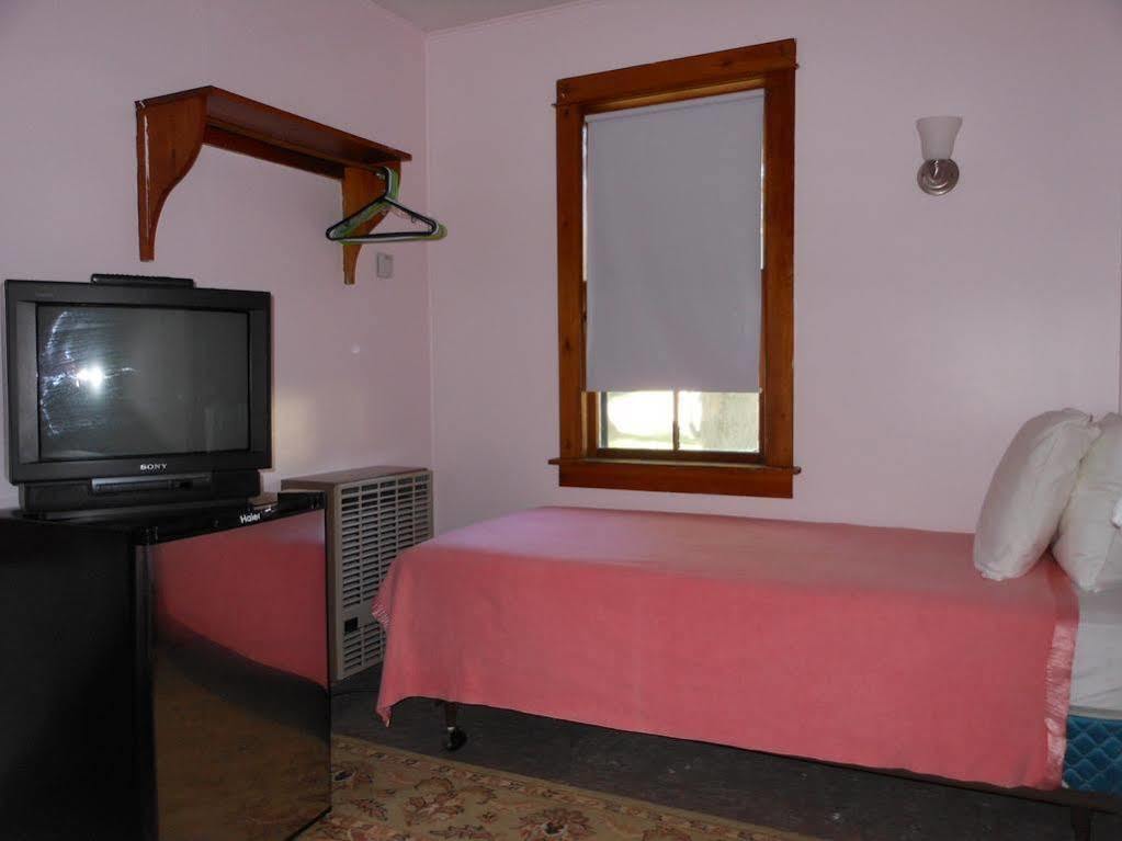 Katahdin Cabins Hotel Millinocket Exterior photo